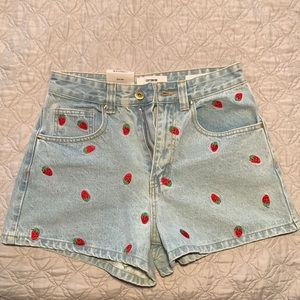 strawberry embroidered shorts🍓